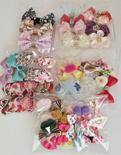 Load image into Gallery viewer, 50pcs  Hair Bow Box on Elastic
