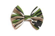 Load image into Gallery viewer, Camouflage Bow Tie
