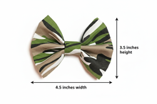 Load image into Gallery viewer, Camouflage bow with dimension arrows showing 4.5 × 3.5 inches
